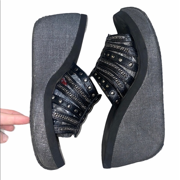 Volatile sandals